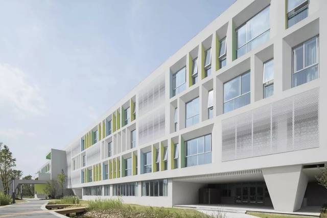 结合学校的功能设置要求,我们把建筑进行了大的分块,顺应基地的长条