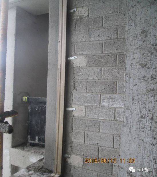 卫生间导墙浇筑夹渣模板,破损,偏位,支模墙底部凿毛不到位,漏设现象.