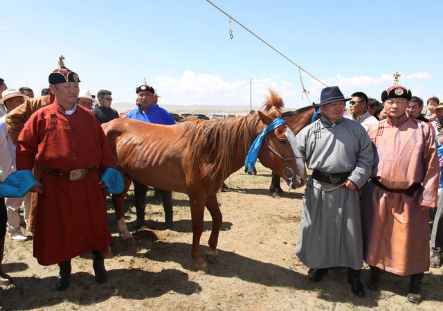 蒙古国总统哈勒特马·巴特图勒嘎(右二) 图源:巴特图勒嘎推特