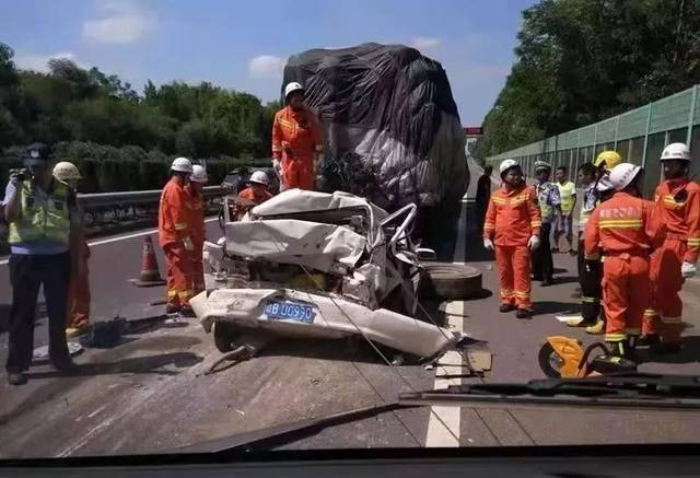 今天上午南康高速上发生一起车祸,2人不幸.