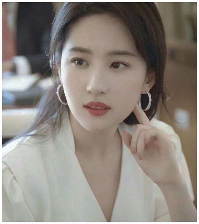 原创31岁景甜和32岁刘亦菲同框,年龄相差不大,气质却相差太大!