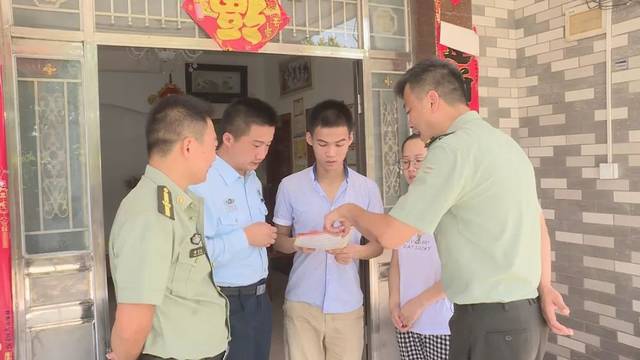 嗯?当涂一211大学学生,上了一年学后,决定先不上学,他要去