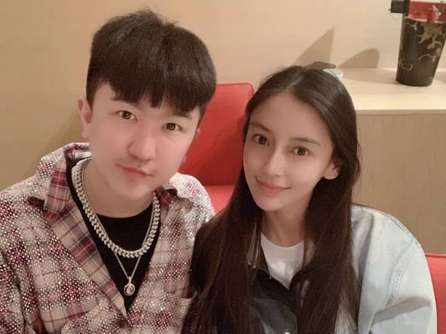 原创姜潮求婚22位明星送祝福,关晓彤素颜出镜,张大大下巴成亮点