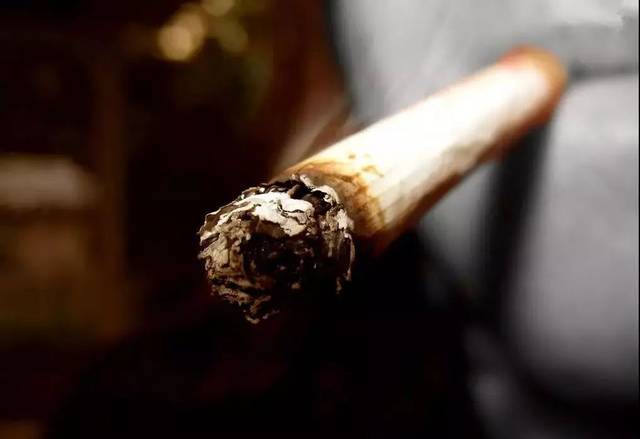 一火不点三烟!这些抽烟礼仪,很多烟民都不了解