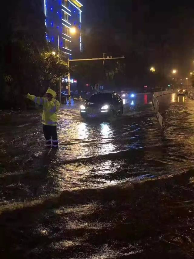小台风搞出特大暴雨!海口多路段成