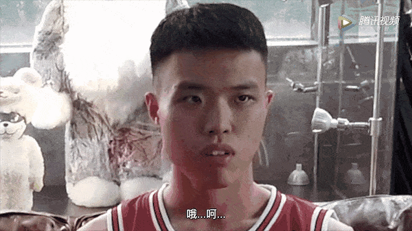 在告诉大家这是蔡徐坤的歌时,大家也流露出了惊(mie)讶(shi)的表情.