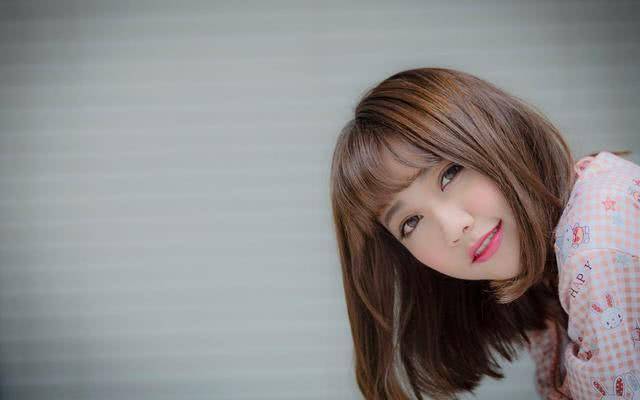 不知道怎么表达自己的情感,看起来很高冷的三