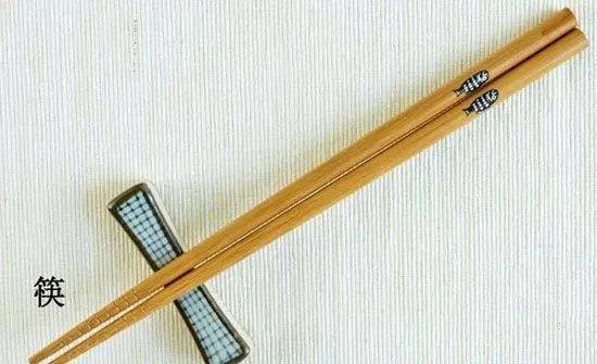 简单的两根小细棍,却高妙绝伦地应用了物理学上的杠杆原理,筷子是