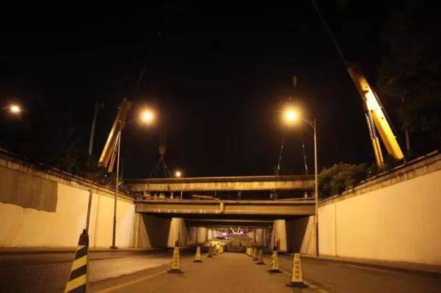 女子在海淀从6米高天桥上坠落