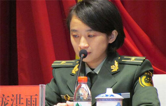 中国特招入伍的两大女军官:一位是海军上尉,一位是武警少校