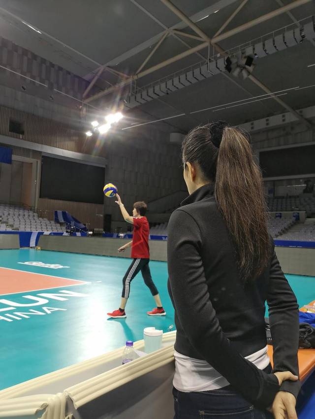 两女神郎平巩俐同框!58岁郎导带女排训练 53岁巩俐记笔记当好学
