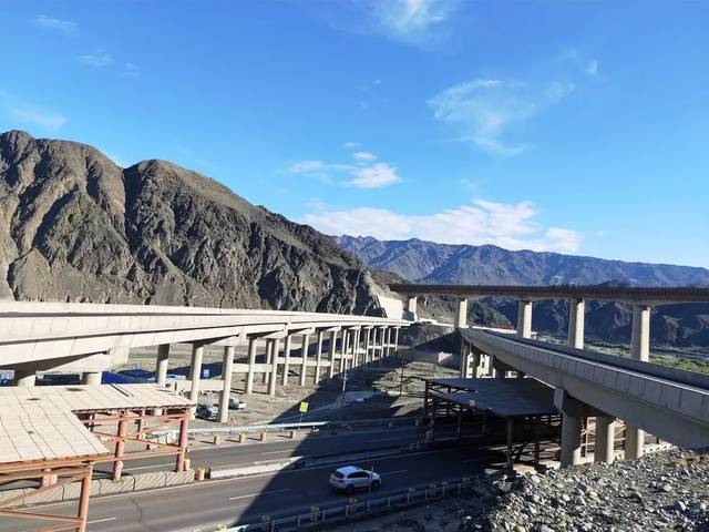 穿越天山,中国最长高速小乌段上行线通车