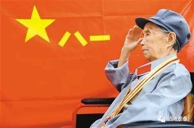 陕西94岁老红军 轮椅上向军旗敬礼