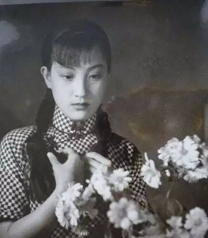 (周璇在电影《马路天使》中的剧照)