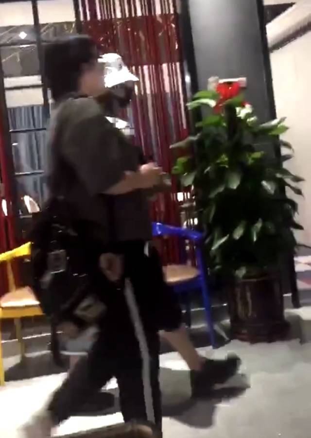 原创杨紫发声明谴责谣言后首露面,遮挡严实吃火锅解压,助理禁路人拍照