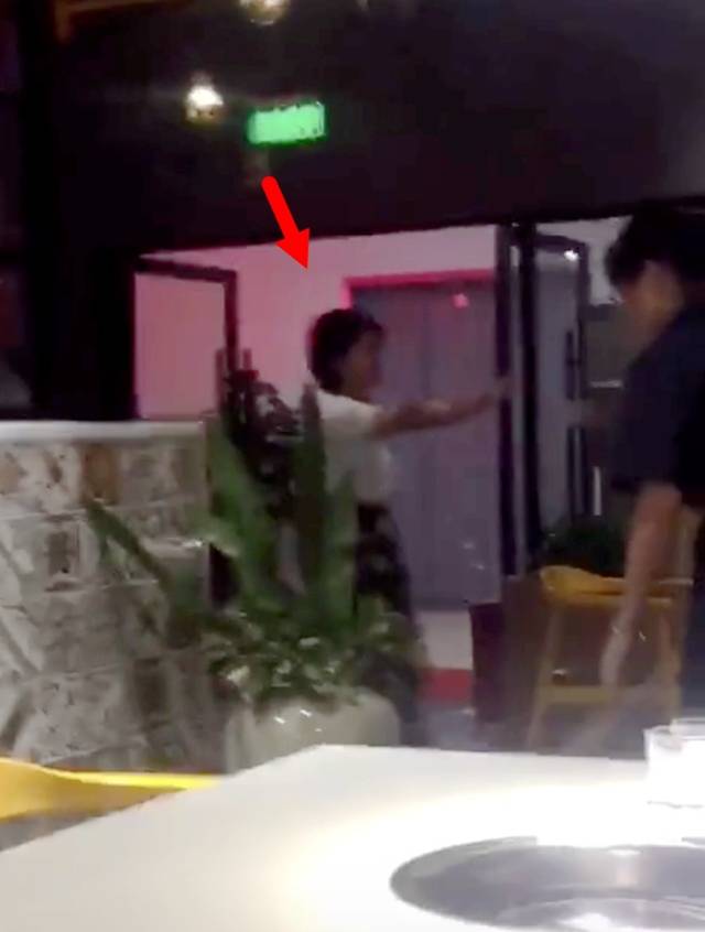原创杨紫发声明谴责谣言后首露面,遮挡严实吃火锅解压,助理禁路人拍照