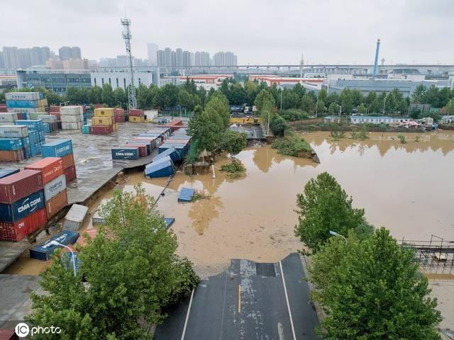 郑州暴雨过后,路面坍塌50米现巨坑,马路变池塘