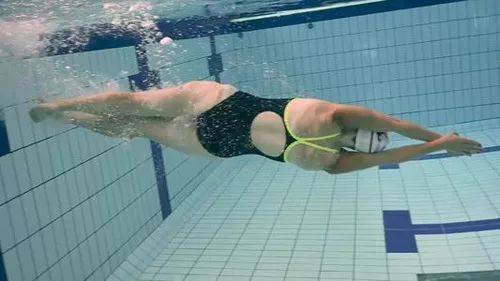 游泳技巧 | 自由泳翻滚转身必会技能!