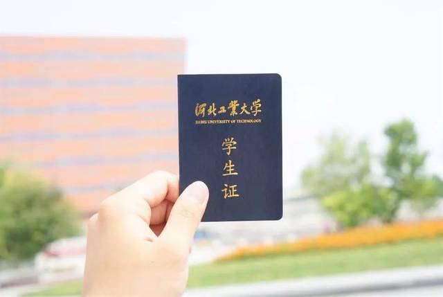 新生应准备好十张一寸免冠照片,以备入学后使用.