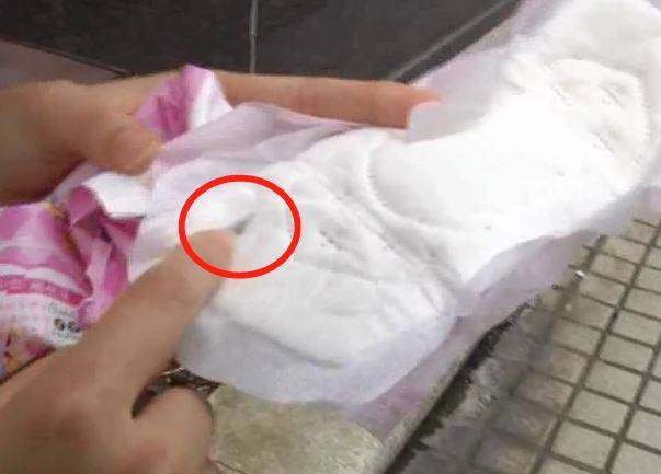 网购卫生巾里居然夹虫子,你家那个真的安全吗?