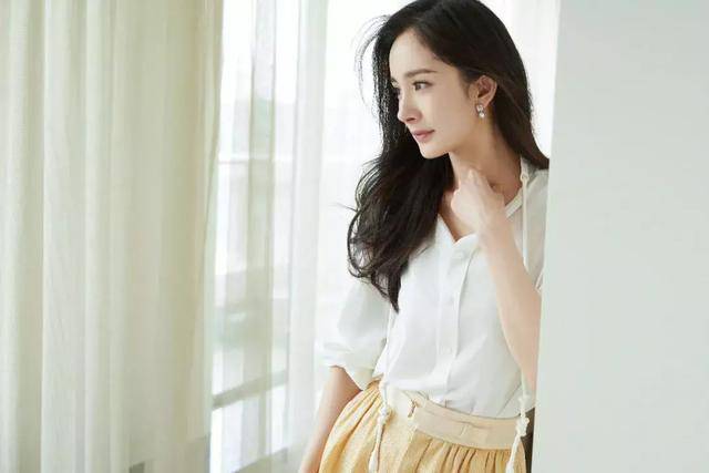 杨幂离婚后风格大变?胸大的女生这样穿也太美了吧