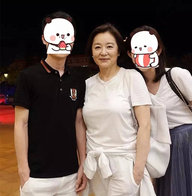 原创65岁林青霞素颜出游,脸部皮肤松垮尽显老态