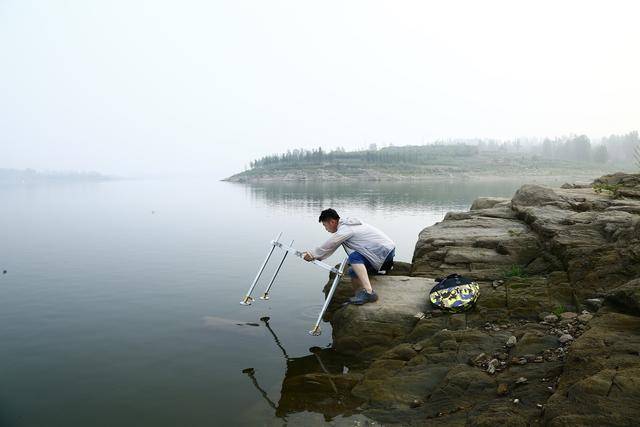 水库钓鱼怎么选位置,怎么打窝才能好上鱼?