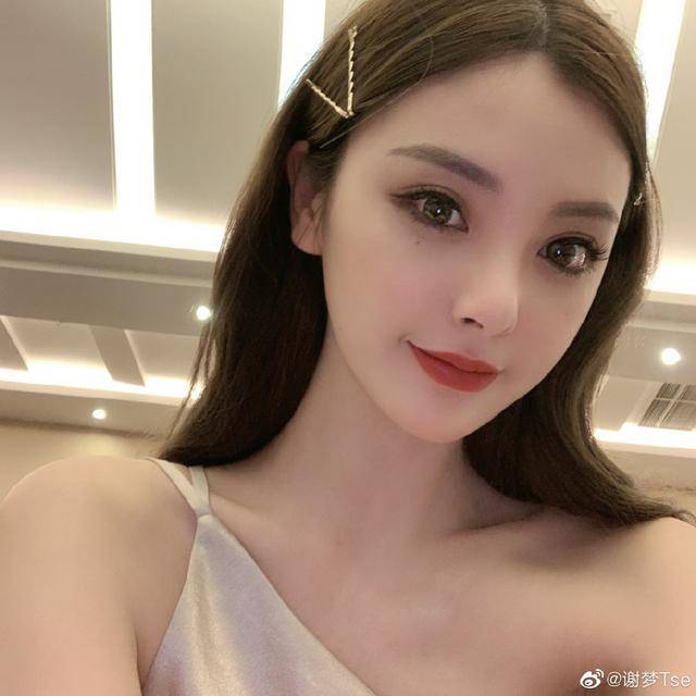 谢梦平常的照片有点混血美女的感觉,有时候撞脸angelababy.