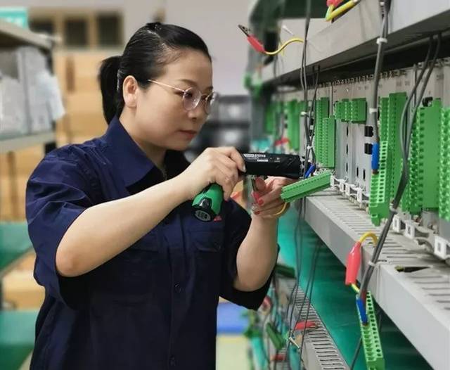 这些电力"女神",曾经是个兵!