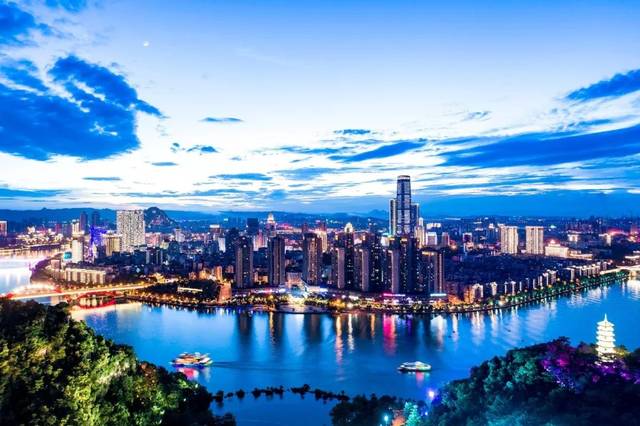 8月5日, 《广西日报》头版大图刊发柳州夜景图片.