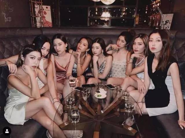 何超莲参加名媛聚会,一袭香槟吊带裙太惊艳,身边名媛各个出挑