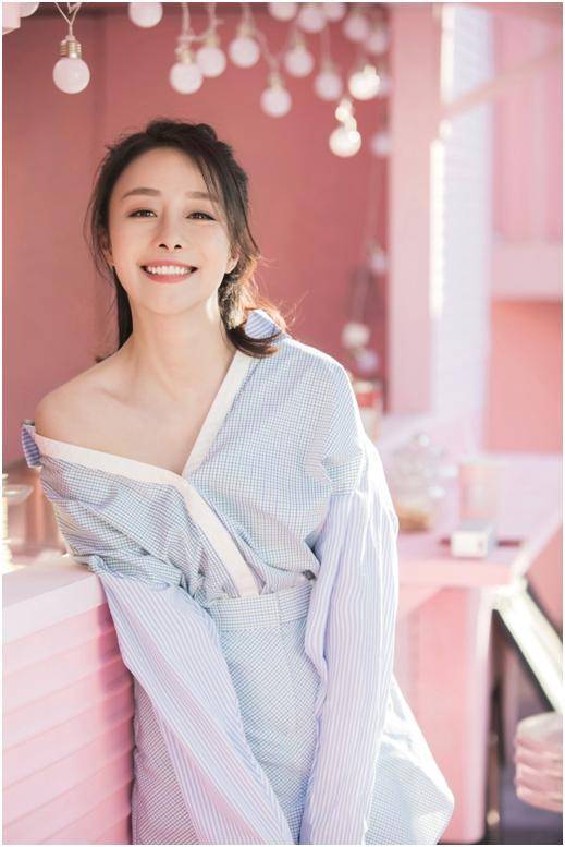 演员王彦懿曝全新写真,氧气少女自在洒脱诠释"笑容杀"