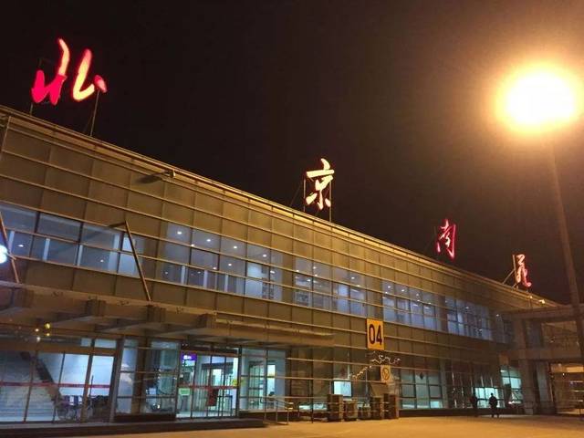 始建于清朝末期的北京南苑机场 是中国历史上第一个机场 单看它的大门