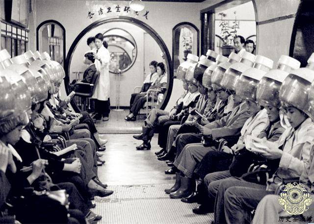 原创"发廊"的变迁老照片:图一是清朝理发店,图九是三个美女理发师