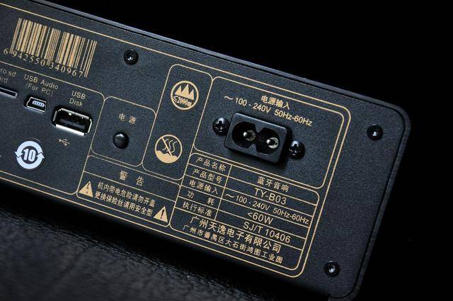 接口多的有点难以置信,从左到右分别为rca模拟接口,coax同轴接口,opt
