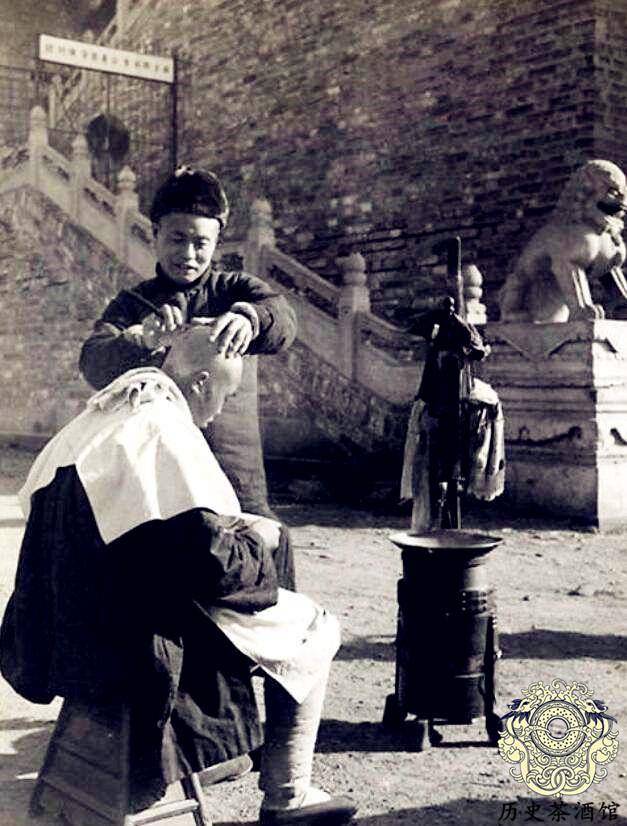 原创"发廊"的变迁老照片:图一是清朝理发店,图九是三个美女理发师