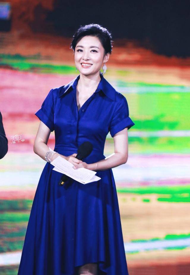 周涛一身黑衣出席活动,身材曼妙如少女,生图抗打显年轻不像51岁