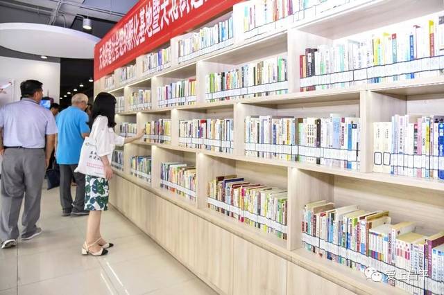 天通苑北街道建起一家多功能图书馆