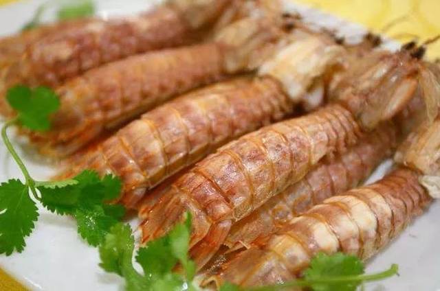 虾蛄,苍南方言称之为"虾蛄虫",因其肉质鲜美,营养丰富,倍受人们喜爱