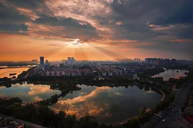 "支持无为县,南陵县按照中等城市标准加快县城建设,推动撤县设市;支持