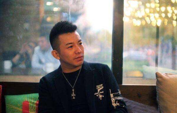 利哥凭借自己在主播的时候赚的收入,自编自导自演了一个喜剧电影,叫做