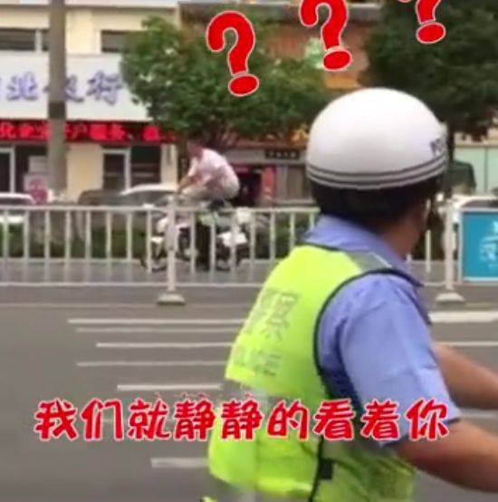 男子翻护栏被交警前后夹击,网友:进退两"男"