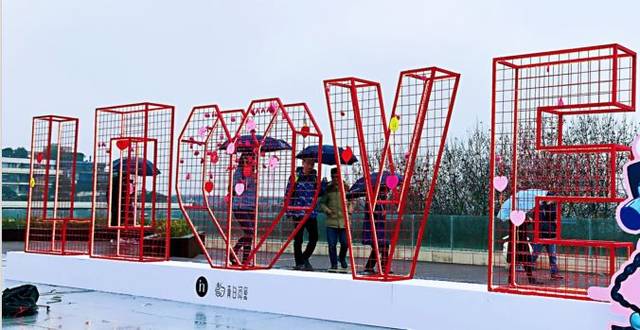 杭州湖滨银泰in77继续组织了恋爱博物馆,情话打卡墙