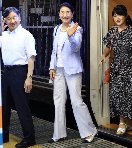 日本雅子皇后一家三口度假归来18岁公主穿奶奶花色裙真没王室范