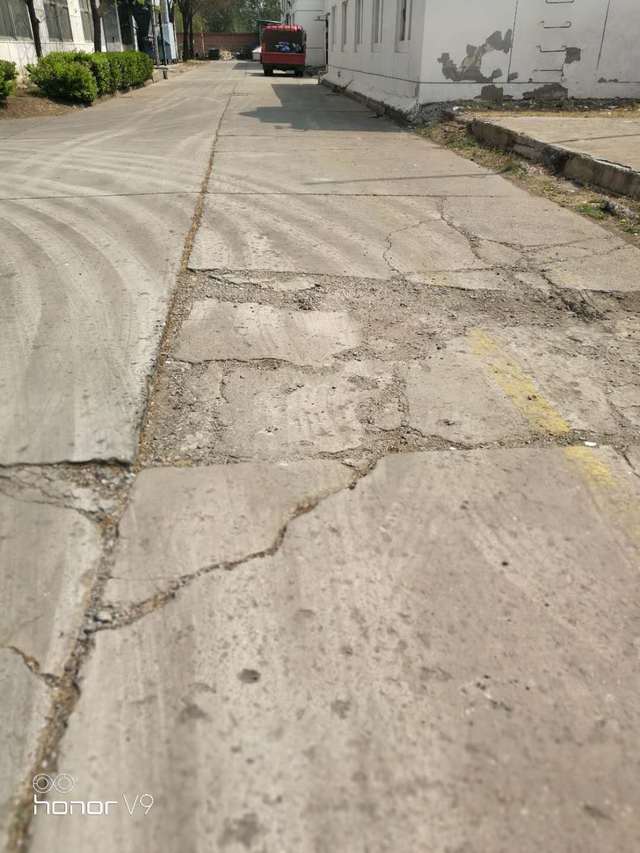 北京水泥路面坑边怎么办?露骨怎么修理?