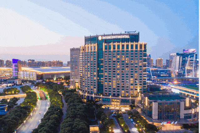 苏州洲际酒店位于金鸡湖畔,外观呈新月形,高27层,是苏州地标建筑之一
