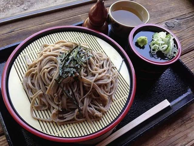 咖喱荞麦面 在荞麦酱油中加入咖哩粉溶化后制作而成的热荞麦面,在日本