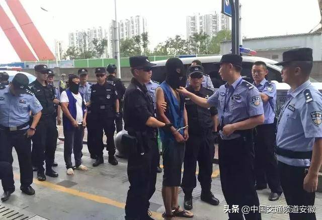合肥女子ktv内被打身亡案告破!黑豹突击队实弹押解指认现场