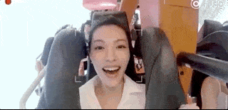 正常人应该是旁边这位姐姐的样子吧(这样一对比,钟楚曦真的是狼一般的