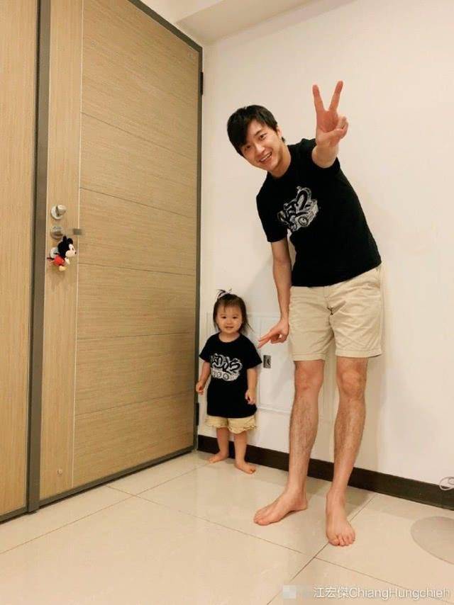 江宏杰父亲节首晒全家福,夫妻一人抱一娃,小小爱和弟弟越来越萌